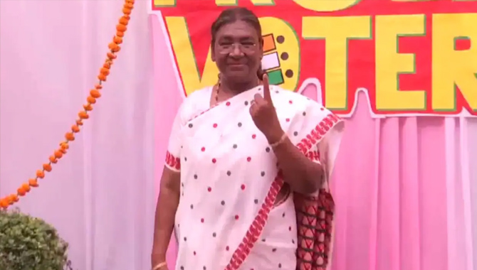 ఓటు వేసిన రాష్ట్రపతి ద్రౌపది ముర్ము
