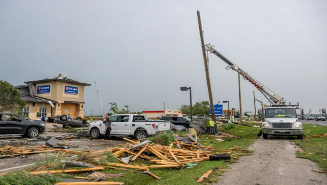 అమెరికాలో టోర్నడోల బీభత్సం అమెరికాలో టోర్నడోల బీభత్సం