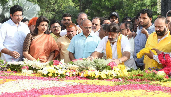 ఆయన పెట్టిన పథకాలనే ఇప్పుడు అన్ని పార్టీలు.. కొనసాగిస్తున్నాయి : బాలకృష్ణ