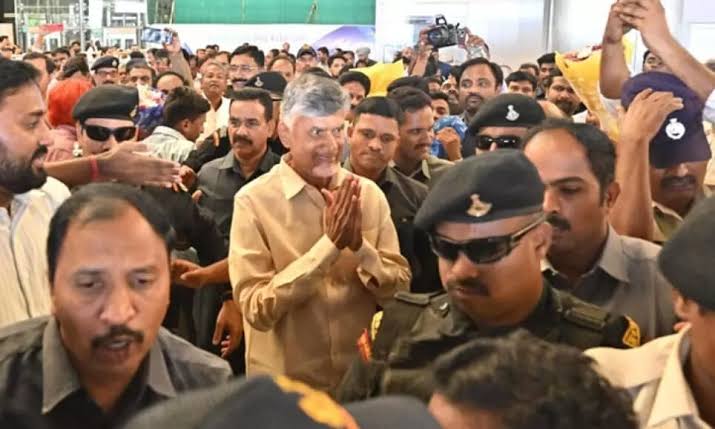 శంషాబాద్‌ ఎయిర్‌పోర్టులో చంద్రబాబుకు.. ఘన స్వాగతం