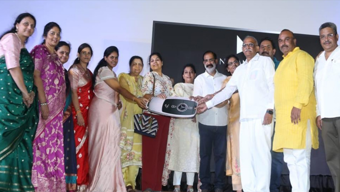 శ్రీమతి నందమూరి వసుంధర గారి చేతుల మీదగా మెర్సిడీస్ బెంజ్ బహుమతి ప్రదానోత్సవం