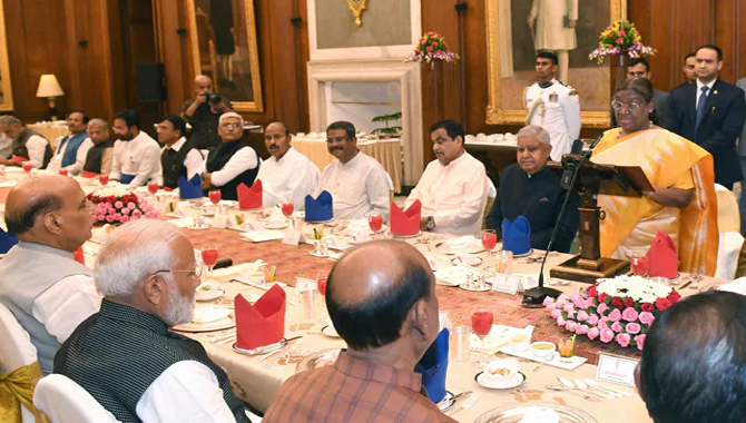ప్రధాని మోదీ, మంత్రిమండలికి రాష్ట్రపతి విందు