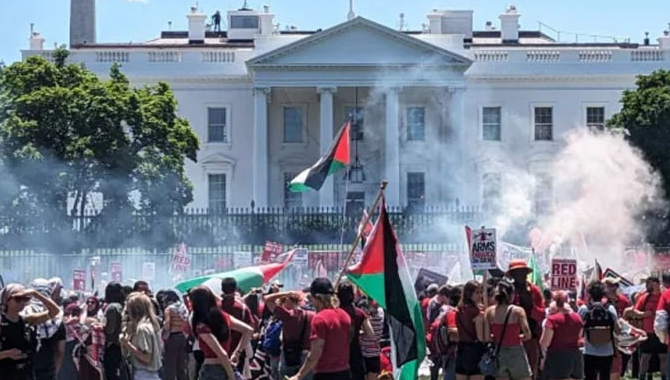 శ్వేత సౌధాన్ని చుట్టుముట్టిన పాలస్తీనా మద్దతుదారులు శ్వేత సౌధాన్ని చుట్టుముట్టిన పాలస్తీనా మద్దతుదారులు