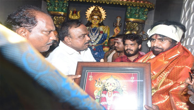 అనకాపల్లి నూకాంబికా అమ్మవారిని దర్శించుకున్న పవన్ కల్యాణ్