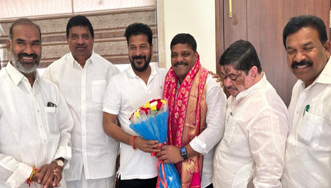 సీఎంను కలిసిన ఎమ్మెల్సీ తీన్మార్ మల్లన్న