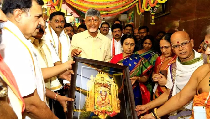 విజయవాడ దుర్గమ్మ సేవలో చంద్రబాబు దంపతులు