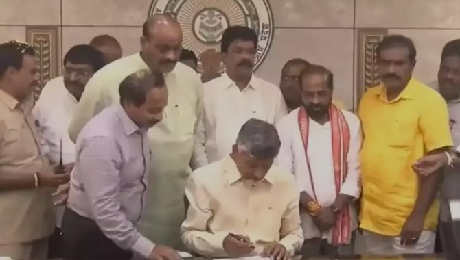 సీఎంగా బాధ్యతలు స్వీకరించిన చంద్రబాబు.. మెగా డీఎస్సీ పై తొలి సంతకం