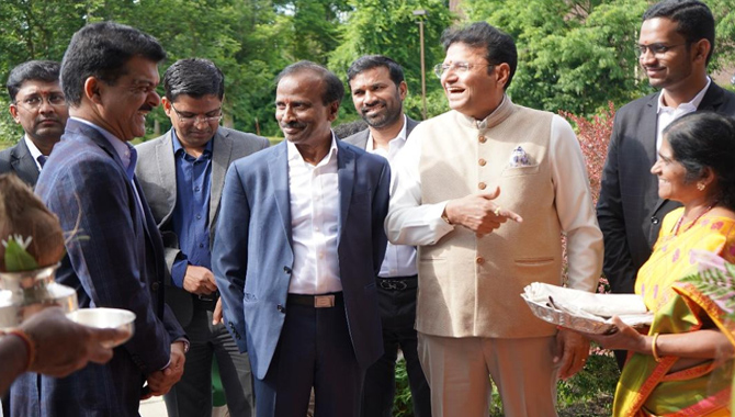 న్యూజెర్సీ లో ఇన్నోవెరా ఫార్మా కార్యాలయాన్ని ప్రారంభించిన మంత్రి శ్రీధర్బాబు న్యూజెర్సీ లో ఇన్నోవెరా ఫార్మా కార్యాలయాన్ని ప్రారంభించిన మంత్రి శ్రీధర్బాబు