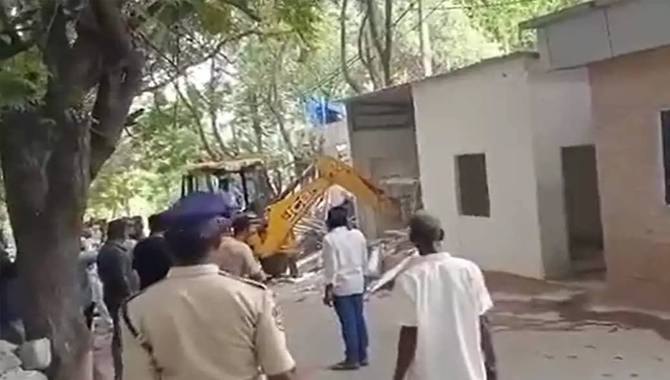 వైఎస్ జగన్ కు షాక్.. లోటస్ పాండ్ వద్ద