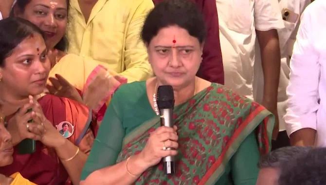 శశికళ కీలక వ్యాఖ్యలు… రీ ఎంట్రీకి టైమెచ్చింది