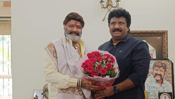 బాలకృష్ణ కి అభినందనలు తెలియజేయుచున్న మాదాల రవి