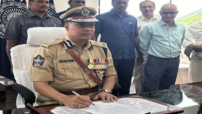 ఏపీ డీజీపీగా బాధ్యతలు చేపట్టిన ద్వారకా తిరుమలరావు