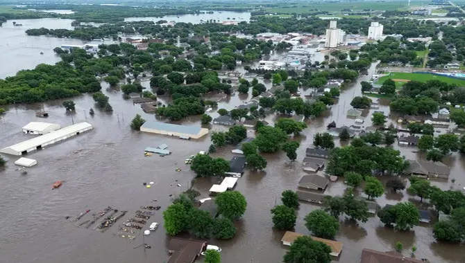అమెరికాలో భారీ వర్షాలు.. నీట మునిగిన వందల ఇళ్లు అమెరికాలో భారీ వర్షాలు.. నీట మునిగిన వందల ఇళ్లు