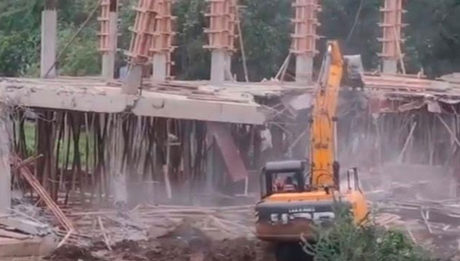 వైసీపీ కార్యాలయాల కూల్చివేతలు..