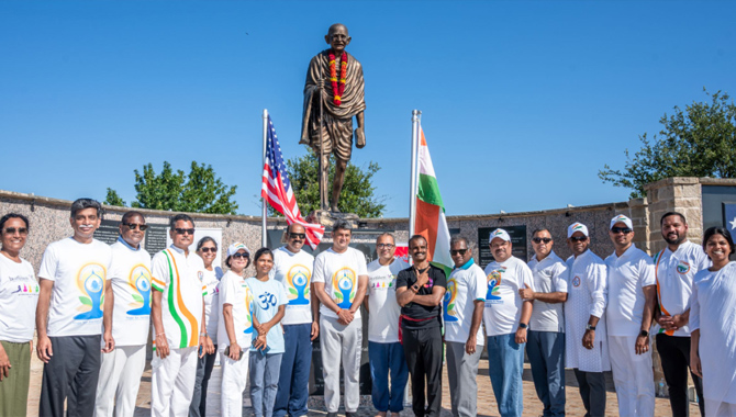 డాలస్ లో మహాత్మాగాంధీ స్మారకస్థలి వద్ద విన్యాసభరితమైన అంతర్జాతీయ యోగా దినోత్సవ వేడుకలు