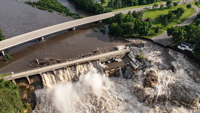 అమెరికాలో బీభత్సం.. బద్దలైన ర్యాపిడాన్ అమెరికాలో బీభత్సం.. బద్దలైన ర్యాపిడాన్