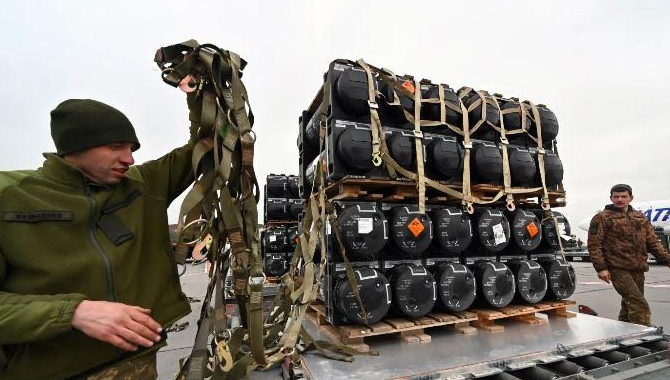 ఉక్రెయిన్ యుద్ధక్షేత్రంలోకి అమెరికా మిలటరీ కాంట్రాక్టర్లు.. ఉక్రెయిన్ యుద్ధక్షేత్రంలోకి అమెరికా మిలటరీ కాంట్రాక్టర్లు..