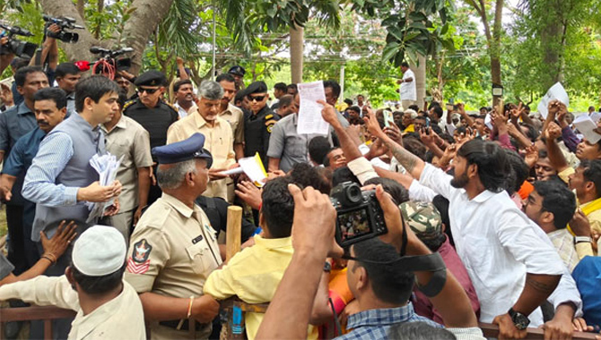 ప్రజల నుంచి వినతులు స్వీకరించిన సీఎం చంద్రబాబు