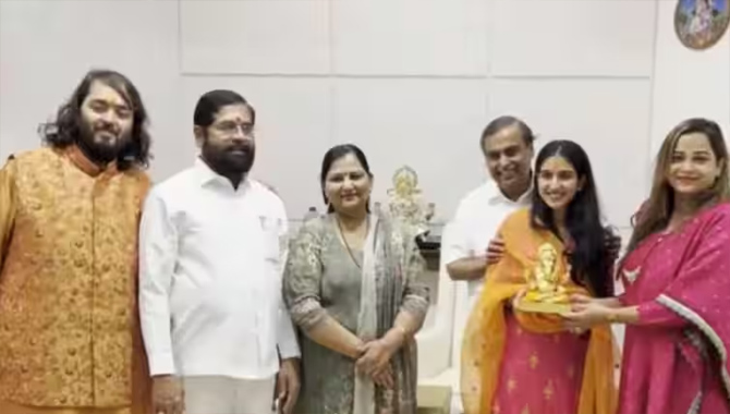 మహారాష్ట్ర సీఎంను ఆహ్వానించిన ముకేశ్‌ అంబానీ