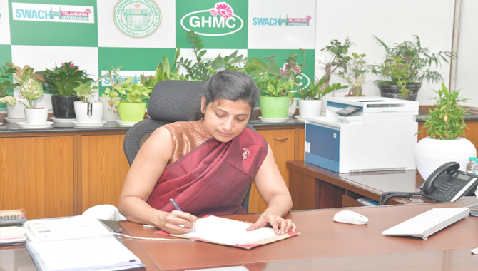 జీహెచ్ఎంసీ కమిషనర్ గా ఆమ్రపాలి