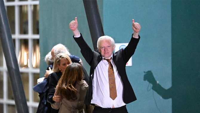 ఆస్ట్రేలియా చేరుకున్న అసాంజే ఆస్ట్రేలియా చేరుకున్న అసాంజే