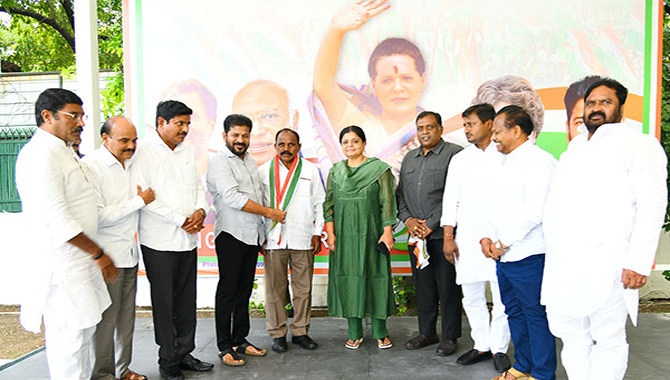 బీఆర్‌ఎస్‌కు మరో షాక్‌.. కాంగ్రెస్‌లో చేరిన చేవెళ్ల ఎమ్మెల్యే