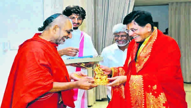 సమతా మూర్తి ని సందర్శించిన కేంద్ర  మంత్రి పీయూష్‌ గోయల్‌