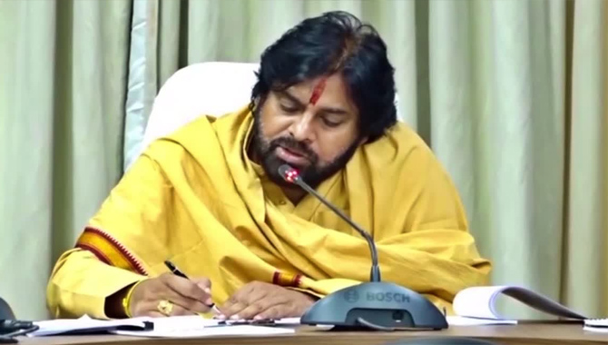 ఆ ఎమ్మెల్యేద్దరినీ విప్‌లుగా ప్రకటించండి  : పవన్‌