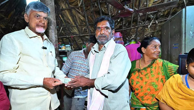 ఏపీలో పింఛన్ల పంపిణీ… లబ్ధిదారుకు స్వయంగా అందజేసిన సీఎం చంద్రబాబు