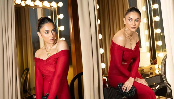 రెడ్ డ్రెస్‌లో ర‌కుల్ స్ట‌న్నింగ్ పోజులు