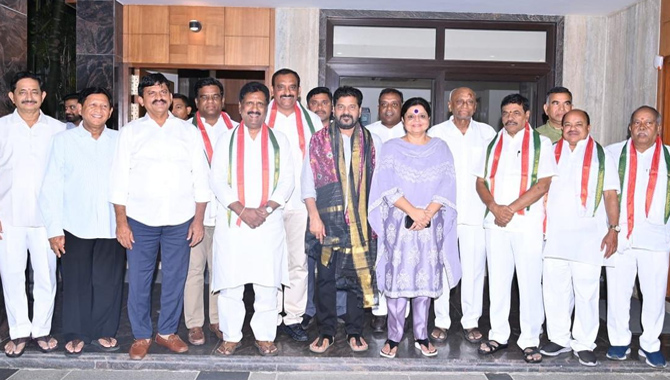 హస్తం ఆపరేషన్ ఆకర్ష్ … గులాబీదళం విలవిల…