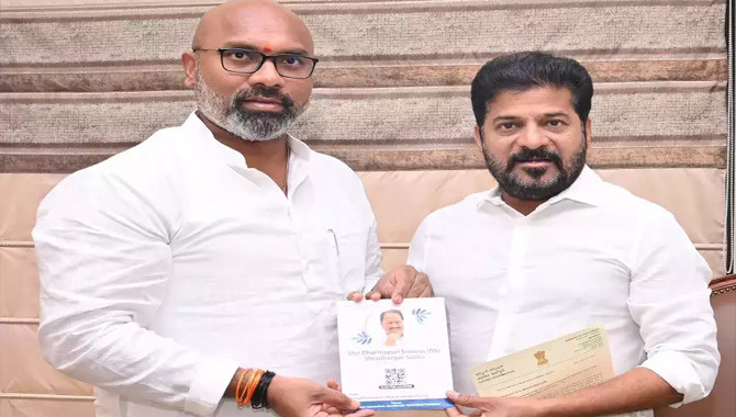 సీఎం రేవంత్‌ రెడ్డిని ఆహ్వానించిన ఎంపీ ధర్మపురి అర్వింద్‌