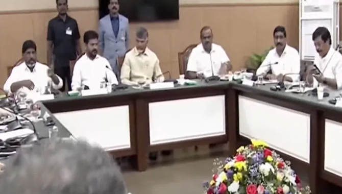తెలుగు రాష్ట్రాల సీఎంల సమావేశం ప్రారంభం