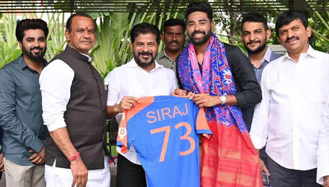 మహ్మద్‌ సిరాజ్‌ ను సన్మానించిన సీఎం రేవంత్‌ రెడ్డి