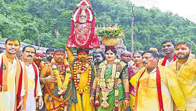 విజయవాడ కనకదుర్గమ్మకు.. తెలంగాణ బంగారు బోనం