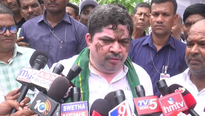 కూల్చుతామని మీరంటుంటే… నిలబెట్టడానికి వారు వస్తున్నారు : మంత్రి పొన్నం