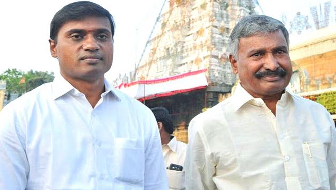 పాపం పెద్దిరెడ్డి..! సొంతూరికీ వెళ్లలేని పరిస్థితి..!?