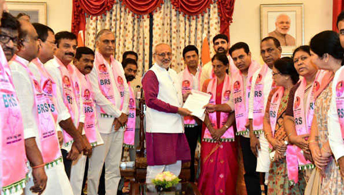 మా పార్టీ ఎమ్మెల్యేలు, ఎమ్మెల్సీలను భయపెట్టి… కాంగ్రెస్‌లో