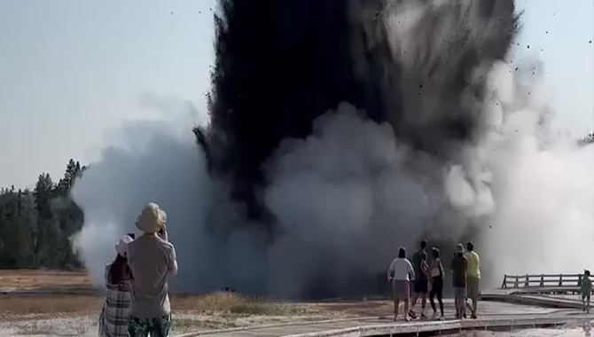 అమెరికాలోని యెల్లోస్టోన్‌ నేషనల్‌ పార్క్‌లో… భారీ పేలుడు
