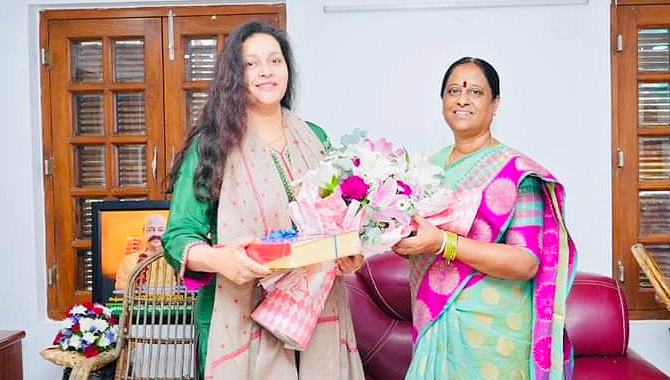 మంత్రి కొండా సురేఖను కలిసిన నటి రేణుదేశాయ్‌