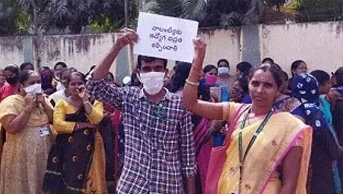 రెండు నెలలుగా జీతాలు లేక.. వాలంటీర్ వ్యవస్థ మనుగడ ప్రశ్నార్ధకం..