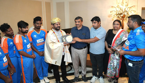 అంధుల క్రికెట్ క్రీడాకారులతో రేవంత్ రెడ్డి అంధుల క్రికెట్ క్రీడాకారులతో రేవంత్ రెడ్డి