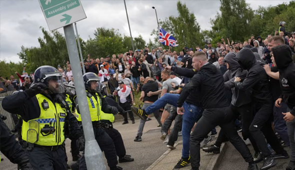 యూకేలో అల్లర్లు.. కేంద్రం అలర్ట్! యూకేలో అల్లర్లు.. కేంద్రం అలర్ట్!