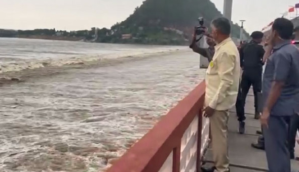 ప్రకాశం బ్యారేజీ వద్ద సీఎం చంద్రబాబు