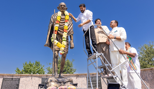 టెక్సాస్‌ లో సిఎం రేవంత్‌ బృందం…మహాత్మునికి నివాళులు