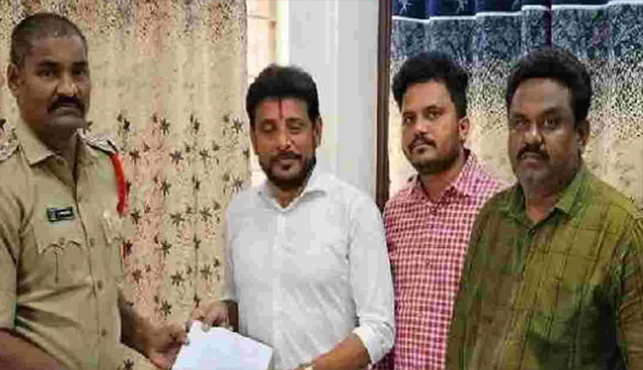 నాకు ప్రాణహాని ఉంది.. గన్ లైసెన్స్ కోసం పోలీసులను ఆశ్రయించిన దువ్వాడ..