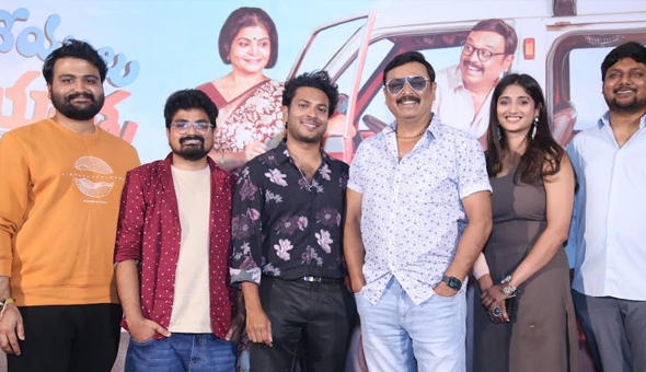 ‘వీరాంజనేయులు విహారయాత్ర’ ఎమోషనల్ రోలర్ కోస్టర్ రైడ్ లా వుంటుంది : డా. నరేశ్ వికె &టీం