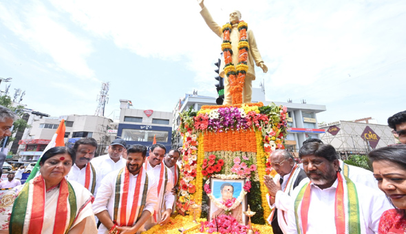 రాజీవ్ గాంధీకి ఘన నివాళి