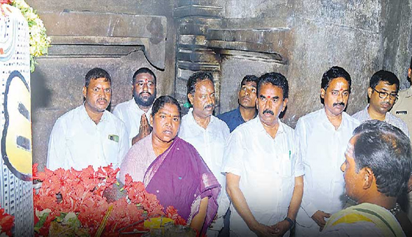 పాండవుల గుట్టలో రోప్వే, స్లైక్లింగ్ సౌకర్యాలు 