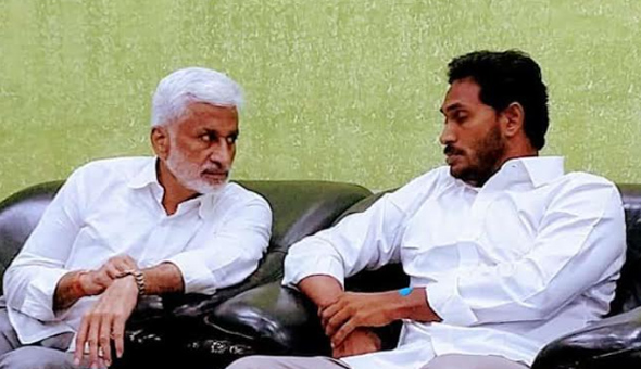 విదేశాలకు తరలి వెళ్తున్న వైసీపీ ముఖ్య నేతలు.. కారణం అదేనా? 